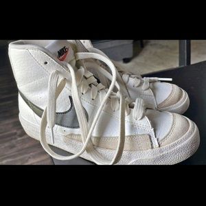 Kids 4Y Nike mids 77